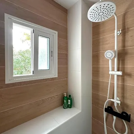 Modern Open-plan With Terrace And Sea View דירה *